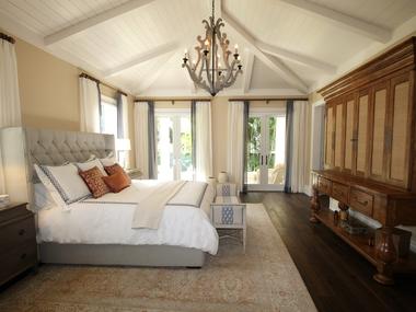 bed-bedroom-ceiling-262048